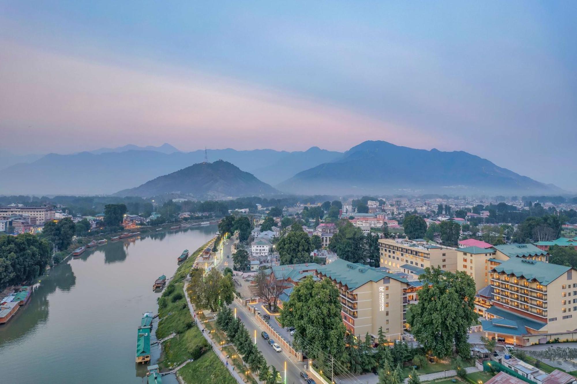 Radisson Collection Hotel & Spa, Riverfront Srinagar Extérieur photo