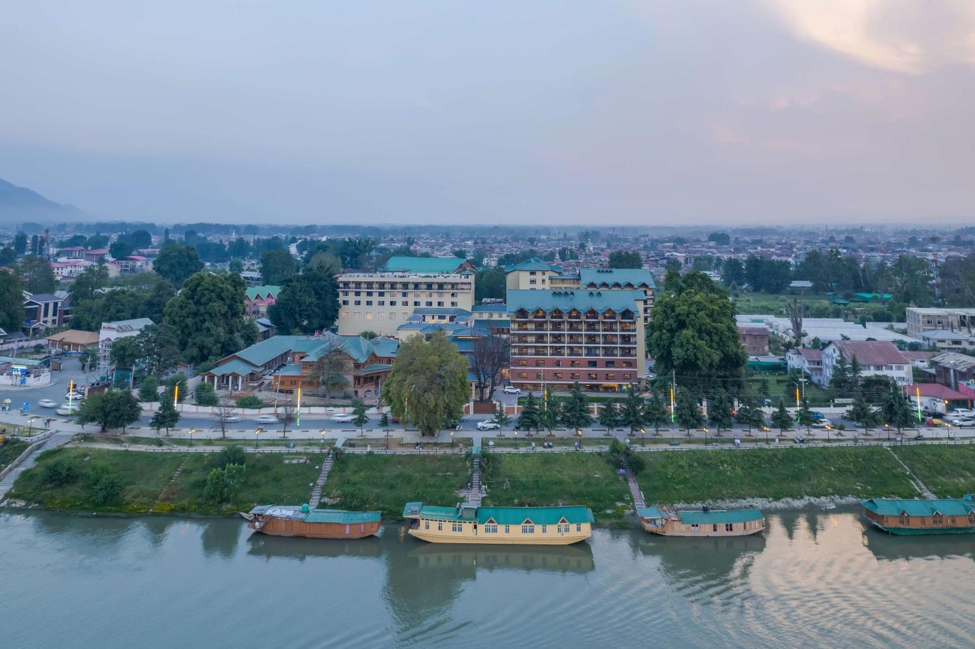 Radisson Collection Hotel & Spa, Riverfront Srinagar Extérieur photo