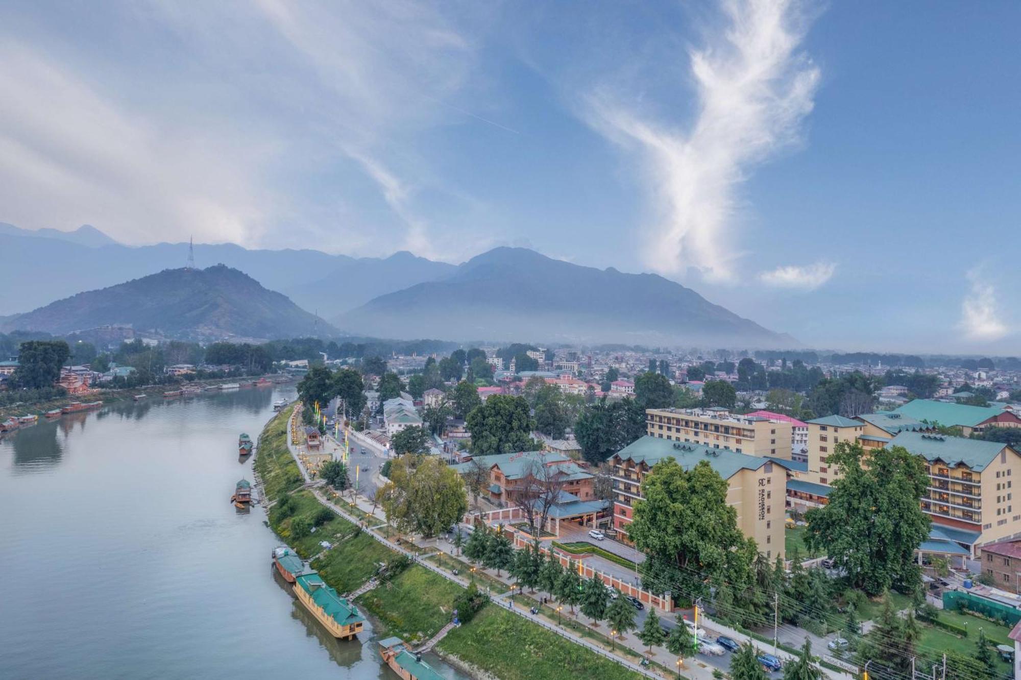 Radisson Collection Hotel & Spa, Riverfront Srinagar Extérieur photo