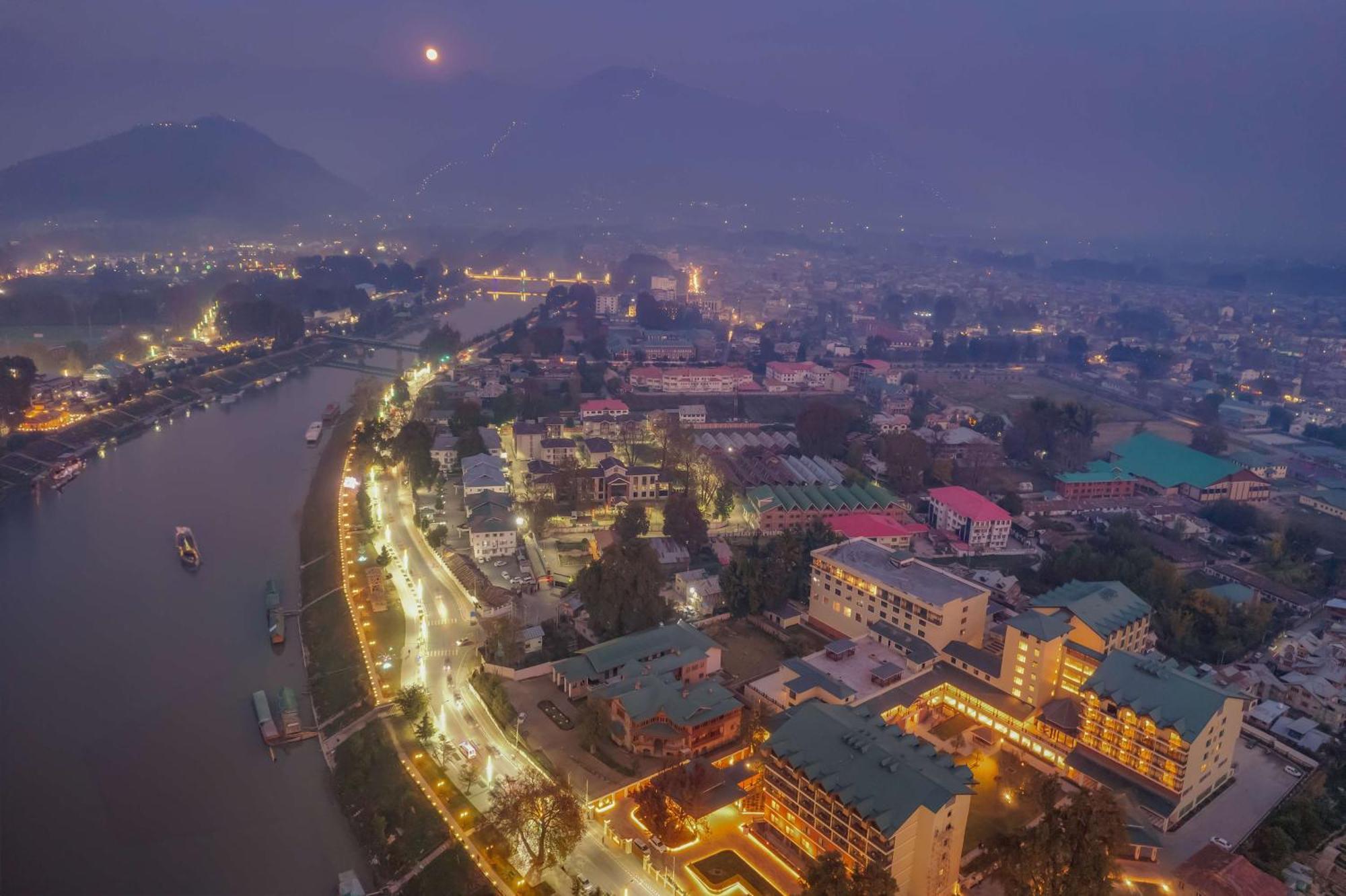 Radisson Collection Hotel & Spa, Riverfront Srinagar Extérieur photo